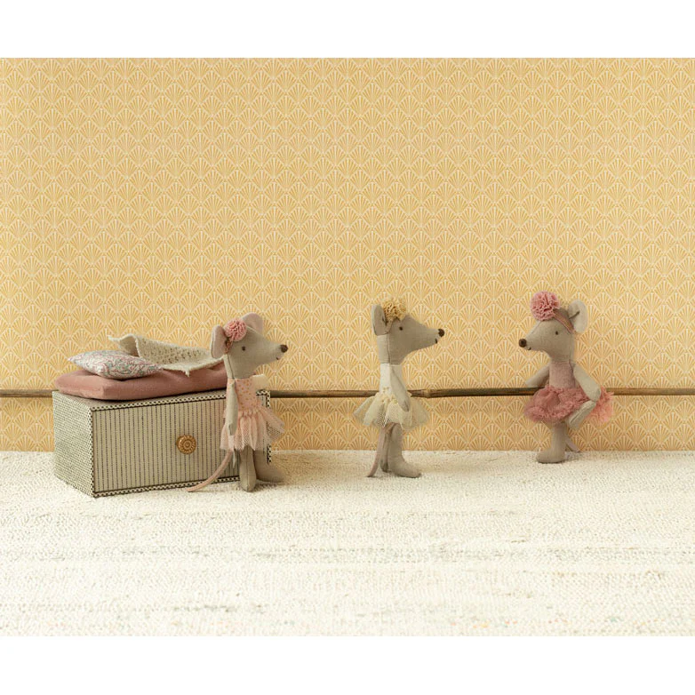 Maileg Dance Mouse In Daybed, Little Sister - Image 3